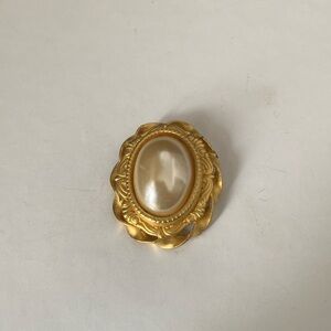 Vintage goldtone faux pearl Brooch